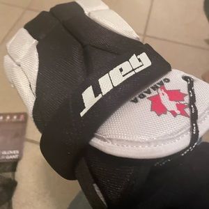New gait lacrosse gloves